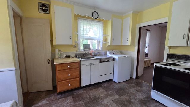 33 Carlisle St, Worcester, MA 01602