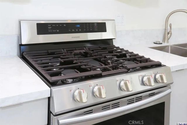 7521 Milwood Avenue, Canoga Park, CA 91303