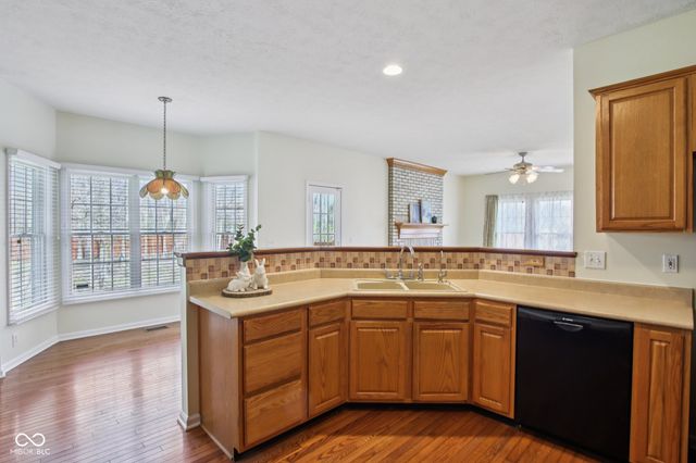 9402 Greenthread Lane, Zionsville, IN 46077