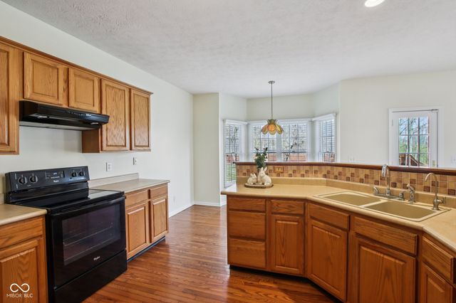 9402 Greenthread Lane, Zionsville, IN 46077