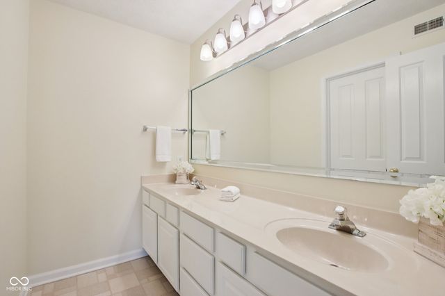 9402 Greenthread Lane, Zionsville, IN 46077