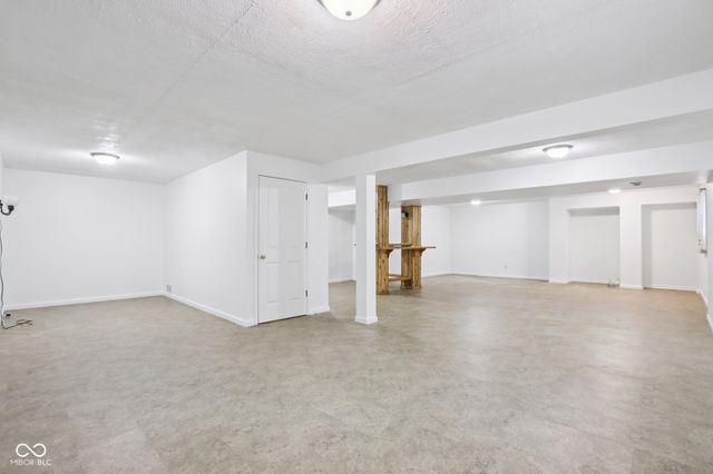 9402 Greenthread Lane, Zionsville, IN 46077