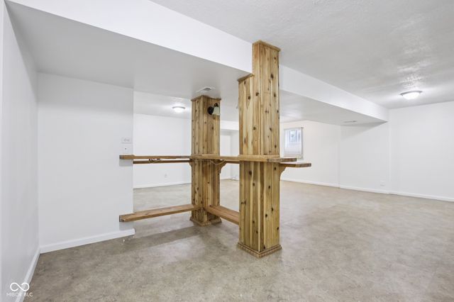 9402 Greenthread Lane, Zionsville, IN 46077