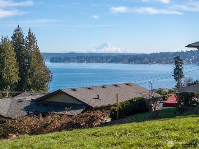 8185 E Seaview Drive, Port Orchard, WA 98366