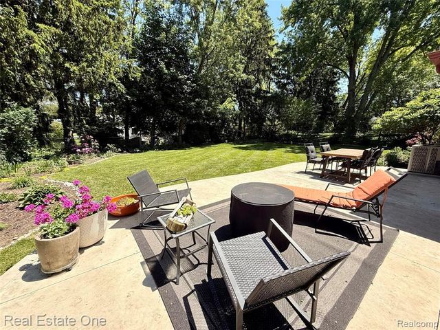 2189 Devonshire Road, Bloomfield Hills, MI 48302