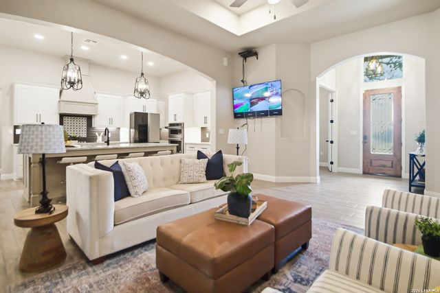 104 Hondo, La Vernia, TX 78121