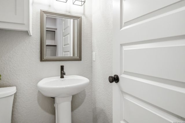 104 Hondo, La Vernia, TX 78121