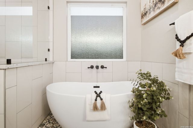 104 Hondo, La Vernia, TX 78121