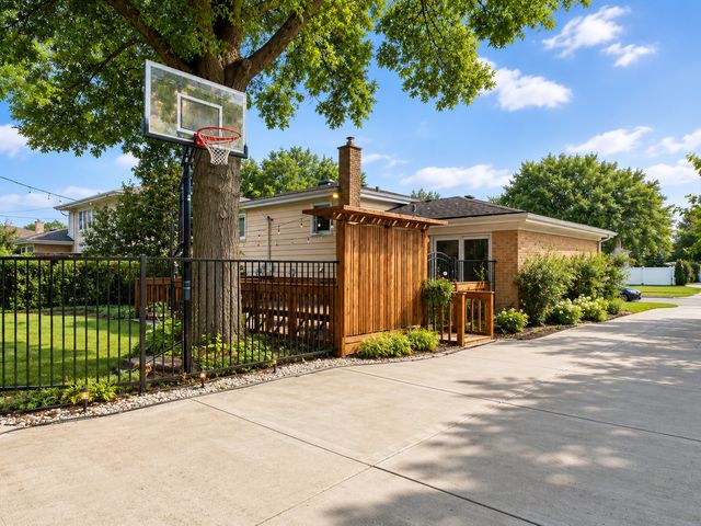 602 S Carol Lane, Mount Prospect, IL 60056