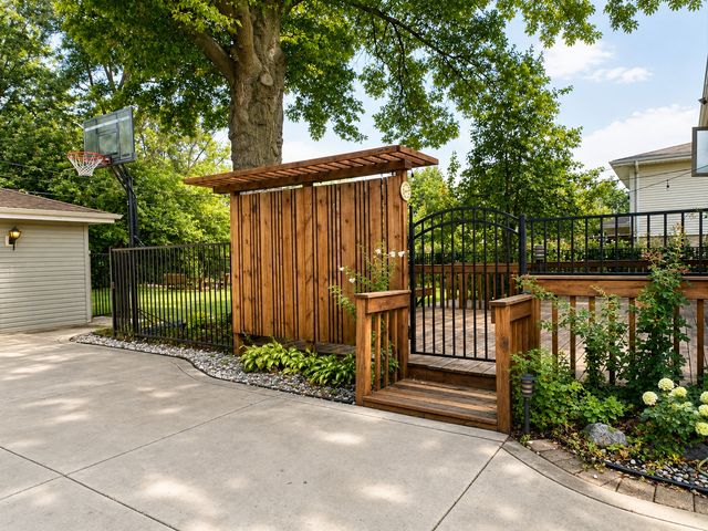 602 S Carol Lane, Mount Prospect, IL 60056