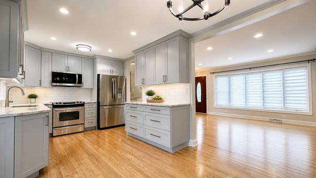 602 S Carol Lane, Mount Prospect, IL 60056