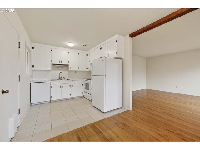 2304 Se 101ST Ave, Portland, OR 97216