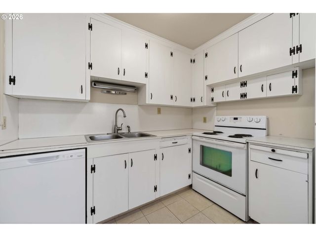 2304 Se 101ST Ave, Portland, OR 97216