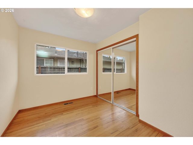 2304 Se 101ST Ave, Portland, OR 97216