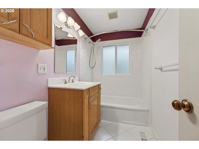 2304 Se 101ST Ave, Portland, OR 97216