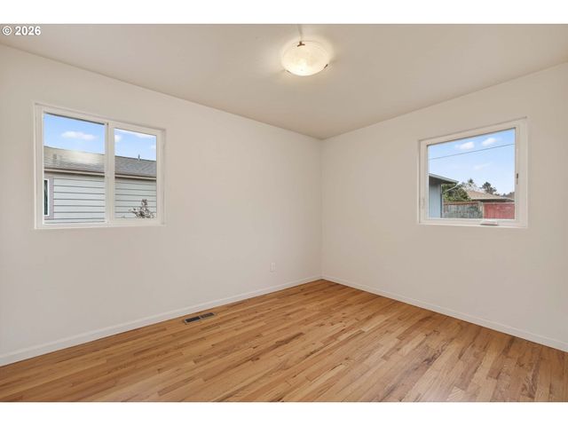 2304 Se 101ST Ave, Portland, OR 97216