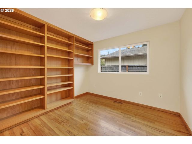 2304 Se 101ST Ave, Portland, OR 97216