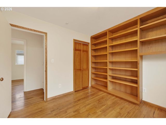 2304 Se 101ST Ave, Portland, OR 97216