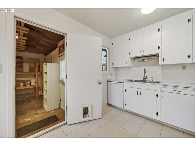 2304 Se 101ST Ave, Portland, OR 97216