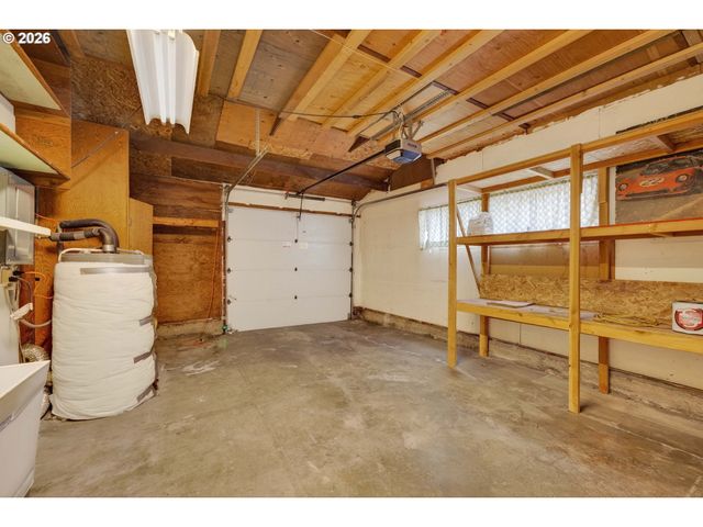 2304 Se 101ST Ave, Portland, OR 97216