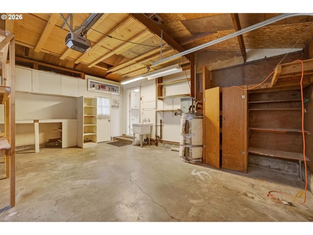 2304 Se 101ST Ave, Portland, OR 97216