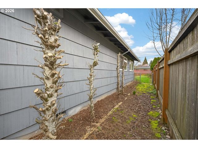 2304 Se 101ST Ave, Portland, OR 97216