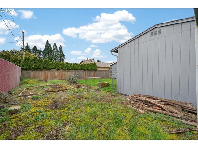 2304 Se 101ST Ave, Portland, OR 97216