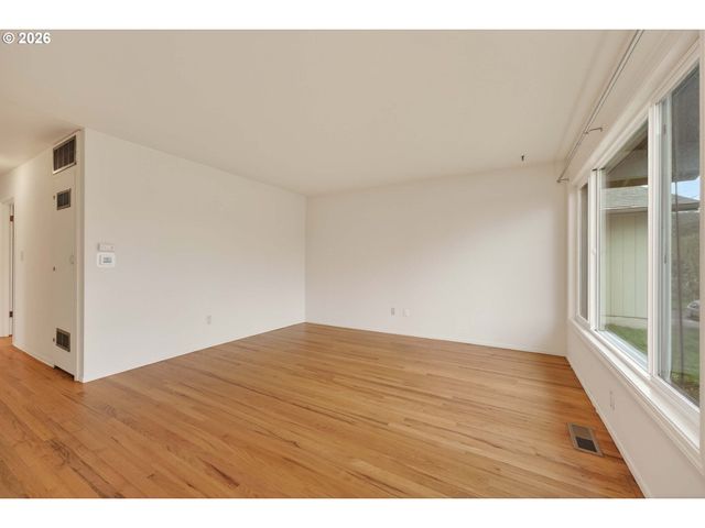 2304 Se 101ST Ave, Portland, OR 97216