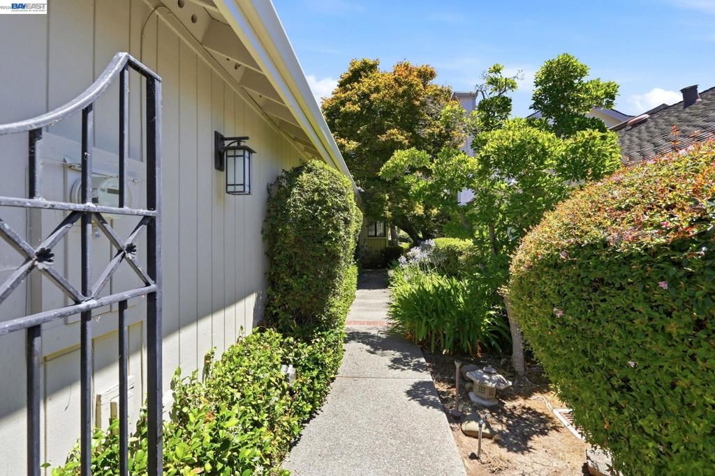 Image 3 of property listing at 3005 Live Oak Ct., Danville, CA 94506