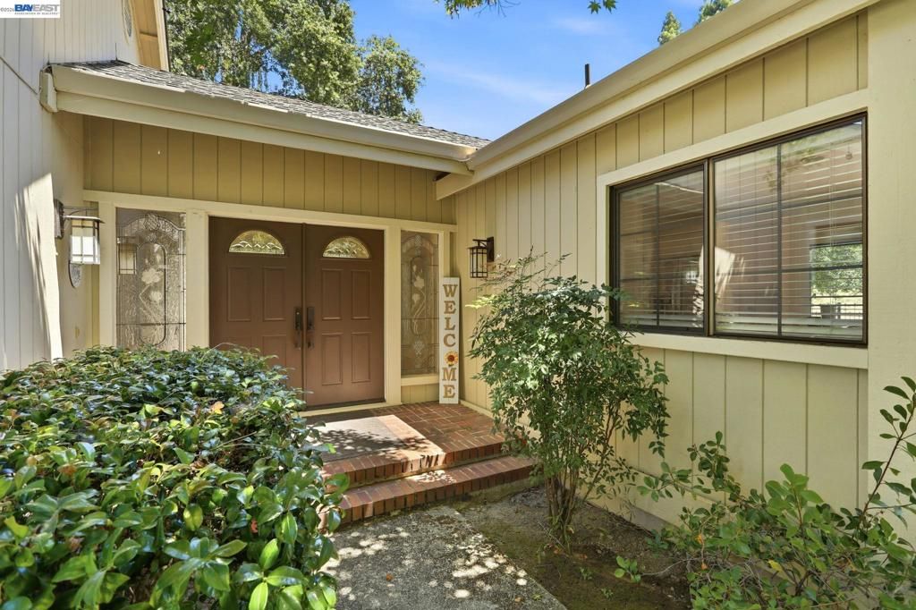 Image 4 of property listing at 3005 Live Oak Ct., Danville, CA 94506