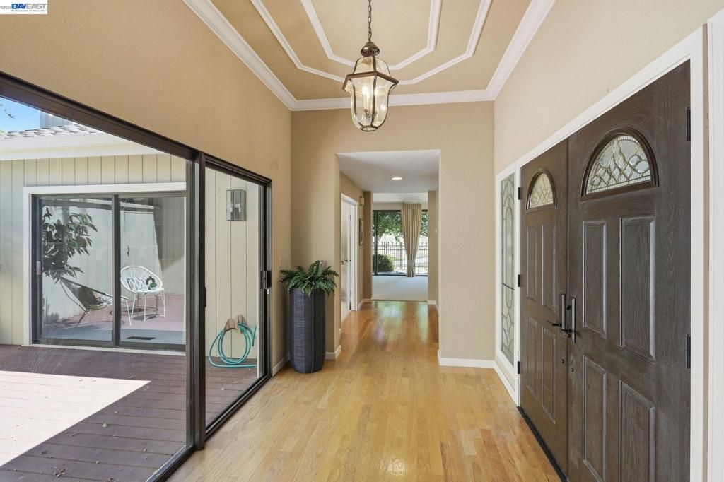 Image 5 of property listing at 3005 Live Oak Ct., Danville, CA 94506