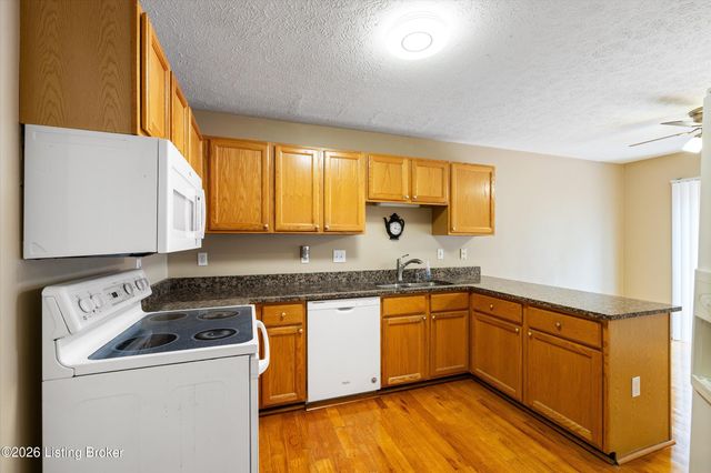 10504 Pinoak View Dr, Louisville, KY 40299
