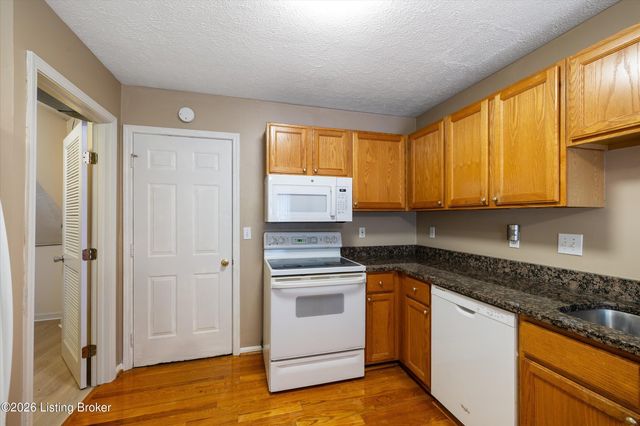 10504 Pinoak View Dr, Louisville, KY 40299