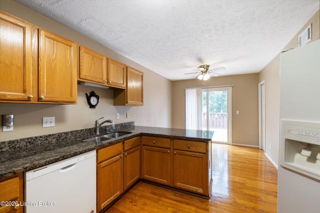 10504 Pinoak View Dr, Louisville, KY 40299