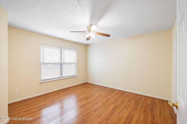 10504 Pinoak View Dr, Louisville, KY 40299