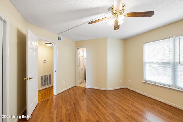 10504 Pinoak View Dr, Louisville, KY 40299