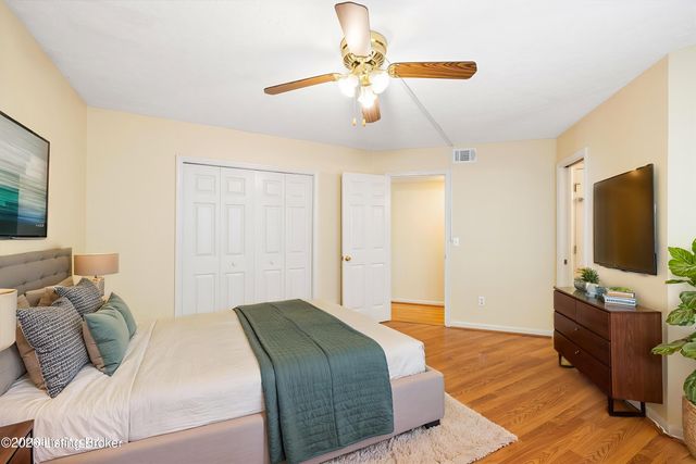 10504 Pinoak View Dr, Louisville, KY 40299