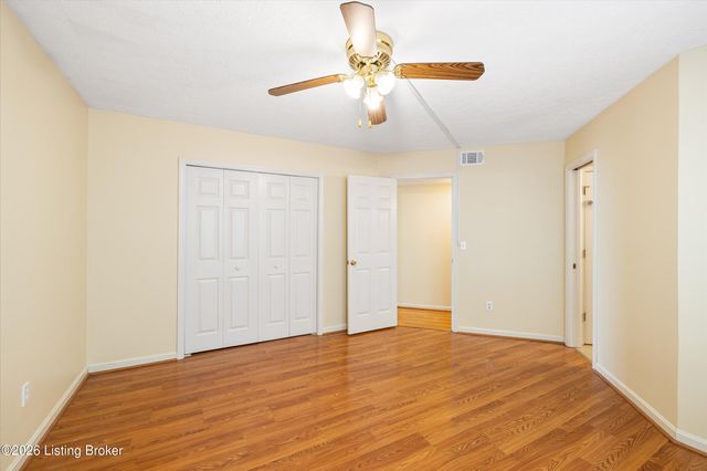 10504 Pinoak View Dr, Louisville, KY 40299