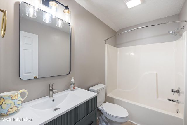 10504 Pinoak View Dr, Louisville, KY 40299
