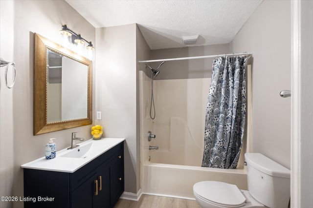 10504 Pinoak View Dr, Louisville, KY 40299