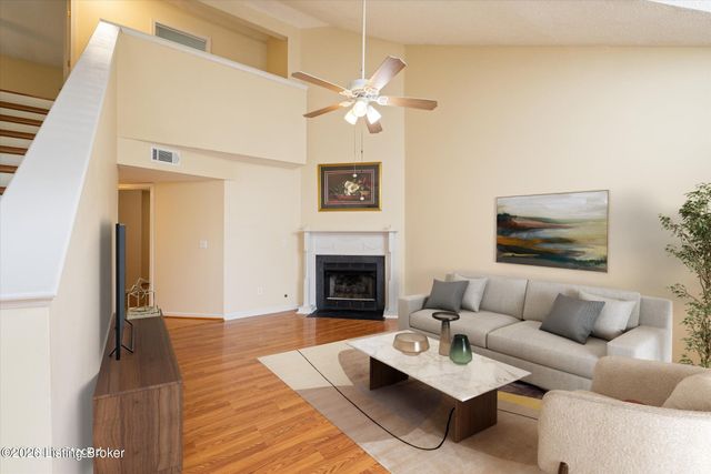 10504 Pinoak View Dr, Louisville, KY 40299
