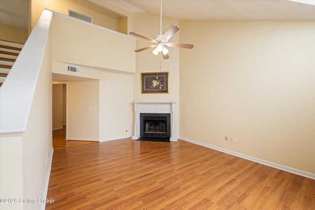 10504 Pinoak View Dr, Louisville, KY 40299