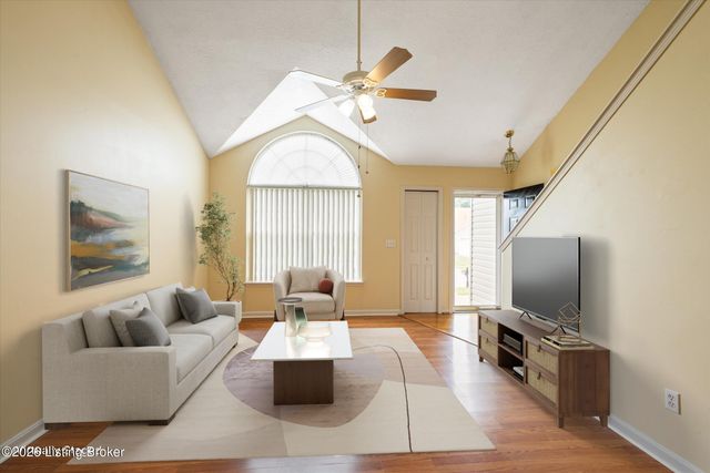 10504 Pinoak View Dr, Louisville, KY 40299