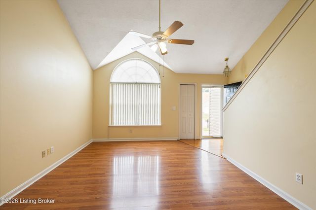 10504 Pinoak View Dr, Louisville, KY 40299