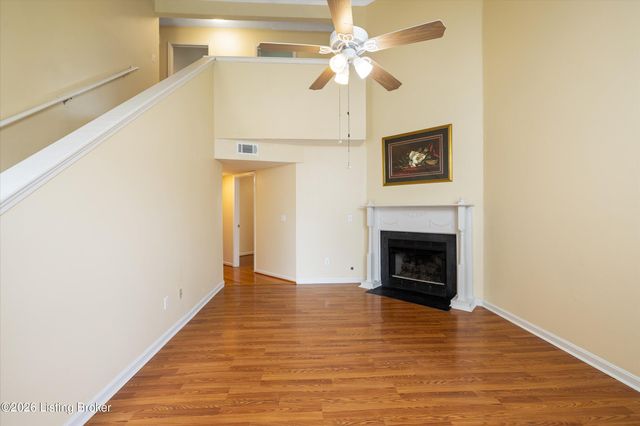 10504 Pinoak View Dr, Louisville, KY 40299