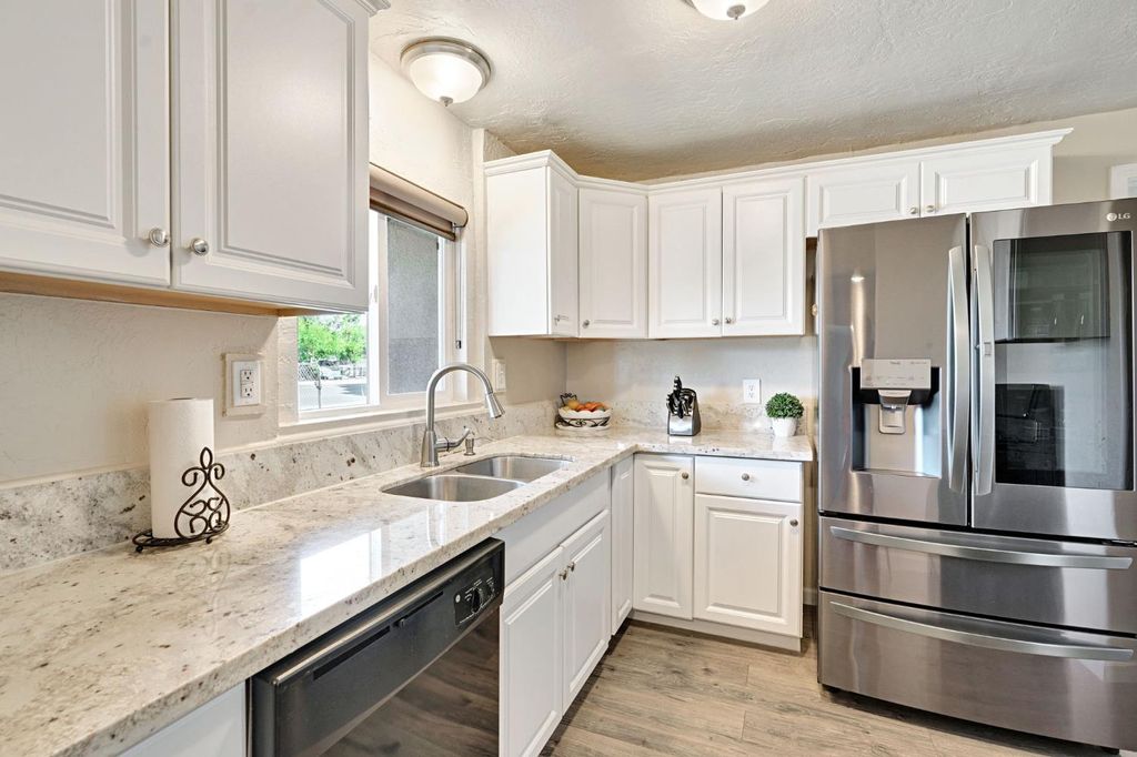 Image 11 of property listing at 3604 E Olive Avenue, Fresno, CA 93702