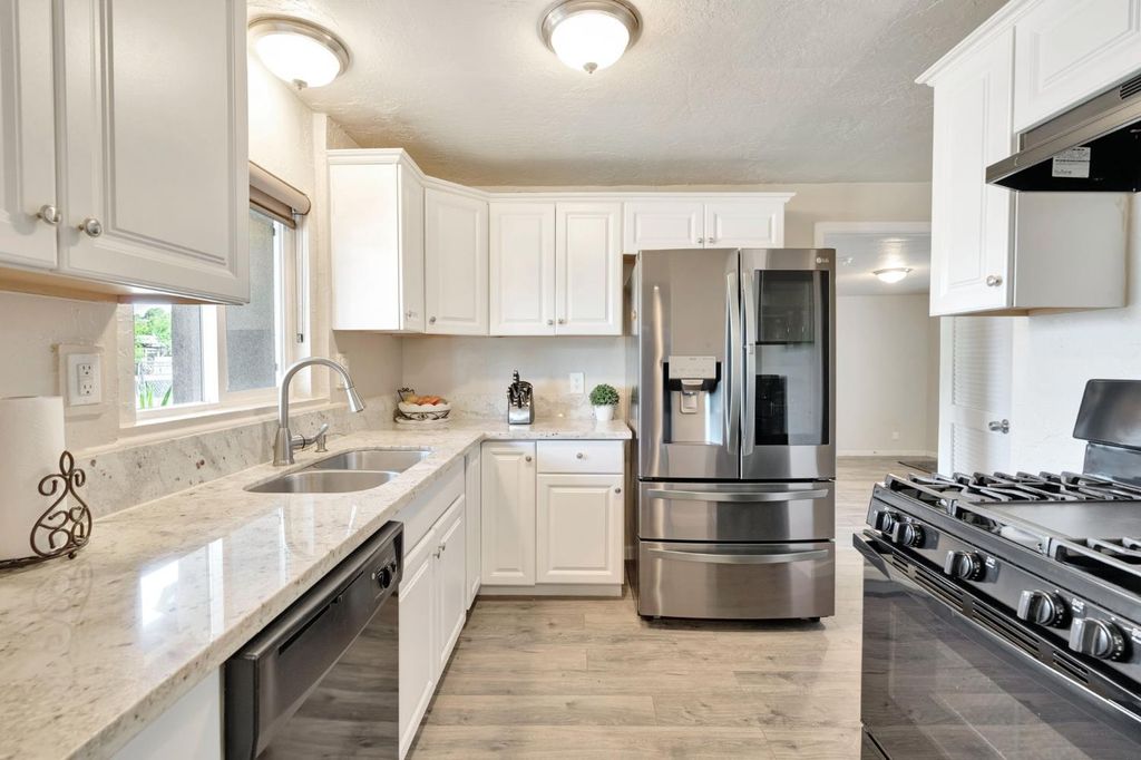 Image 12 of property listing at 3604 E Olive Avenue, Fresno, CA 93702