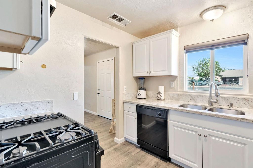 Image 14 of property listing at 3604 E Olive Avenue, Fresno, CA 93702