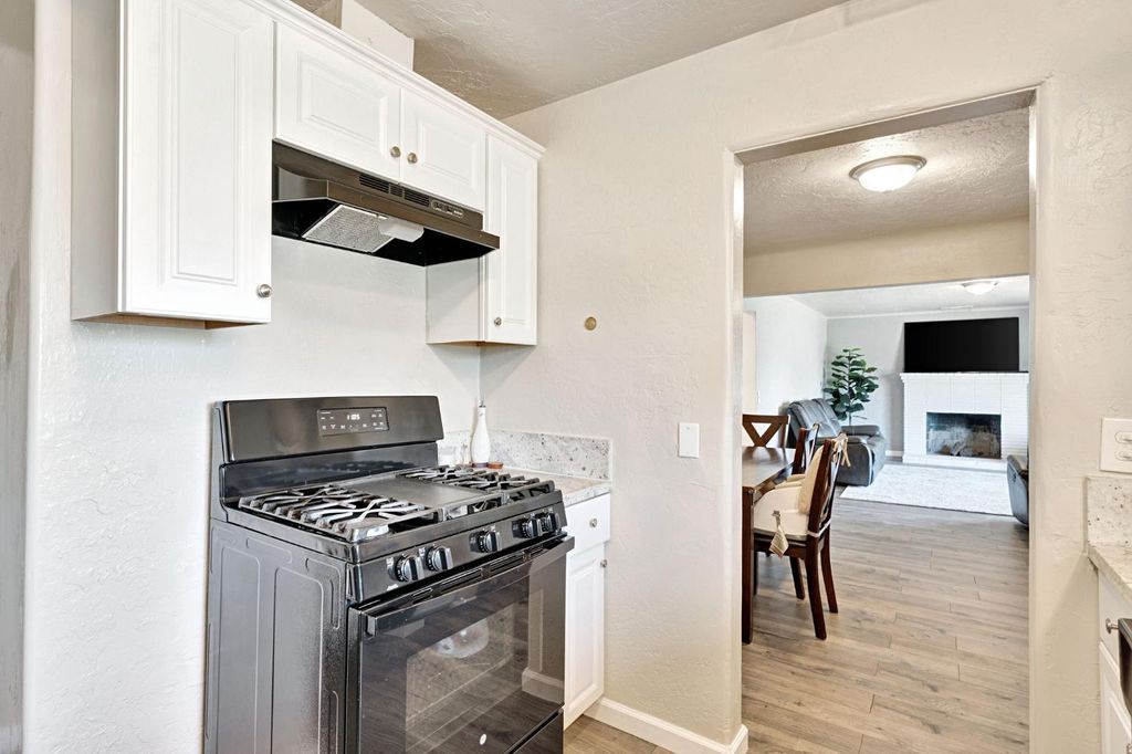 Image 15 of property listing at 3604 E Olive Avenue, Fresno, CA 93702