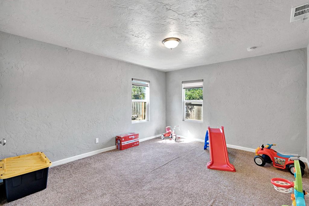Image 16 of property listing at 3604 E Olive Avenue, Fresno, CA 93702